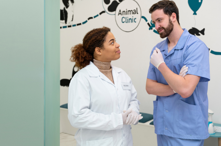 Foto com dois funcionários de uma clínica veterinária conversando