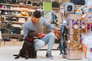 Foto de um homem e seu cachorro em um pet shop