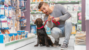 Foto ilustrativa de um homem e seu cachorro em um pet shop