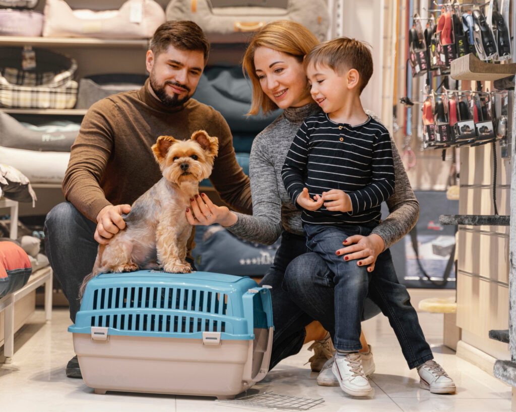 Foto de uma família e um cachorro no pet shop