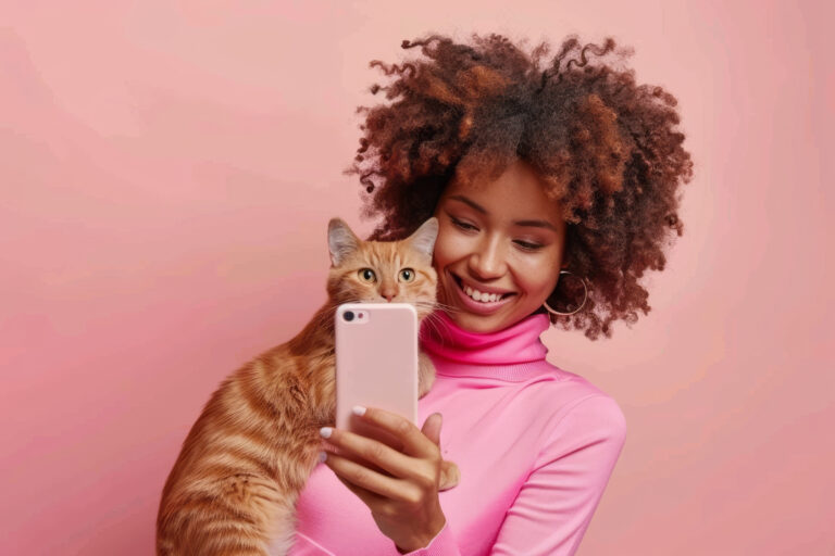 Imagem simbólica de uma mulher e um gato para ilustrar o artigo sobre e-commerce para pet shop